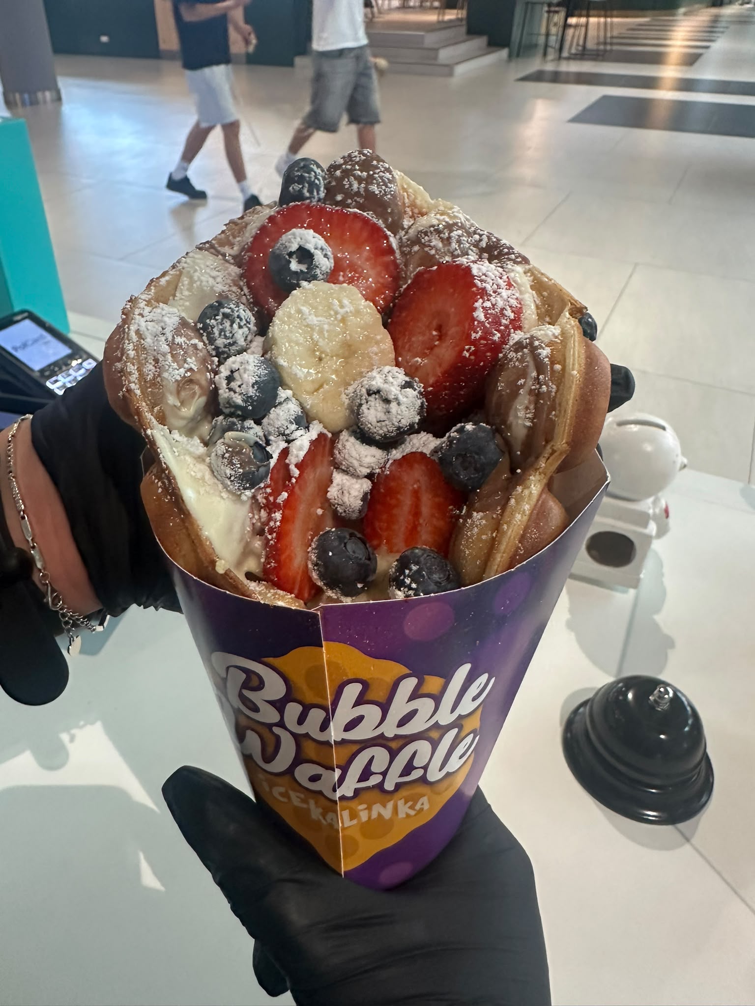 Bubble waffle з фруктами та шоколадом