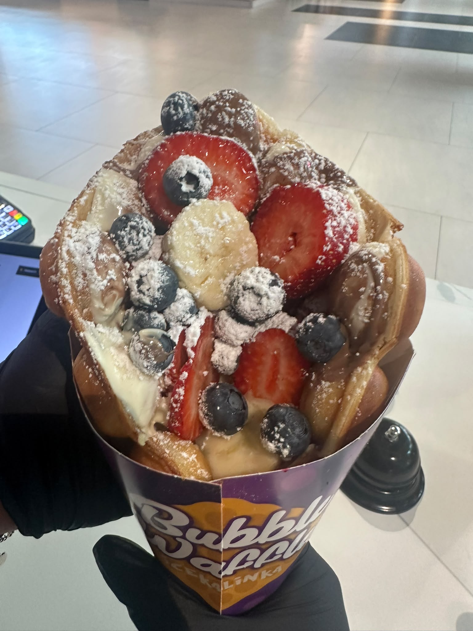 Bubble waffle з фруктами та шоколадом