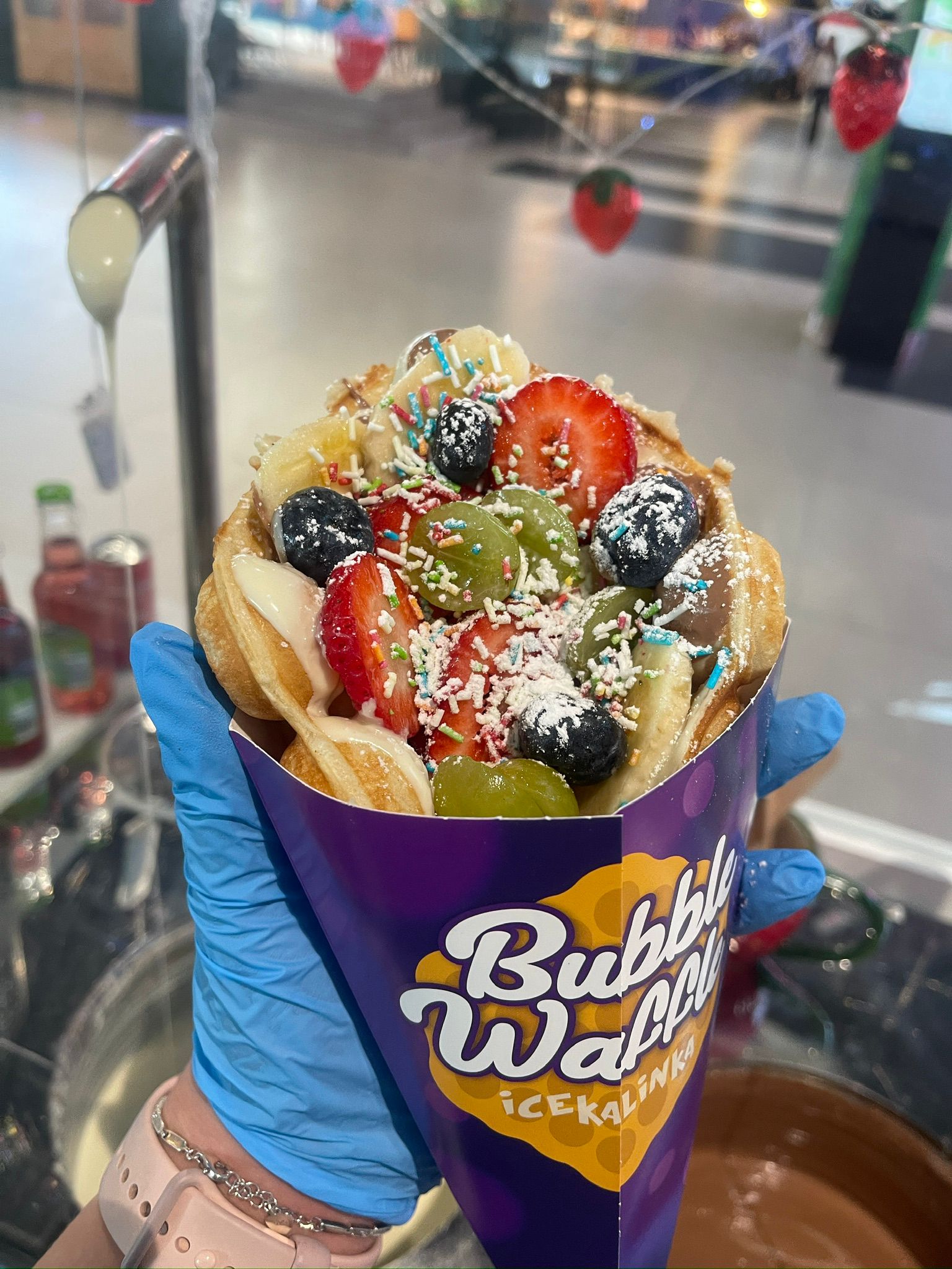 Bubble waffle з фруктами та шоколадом
