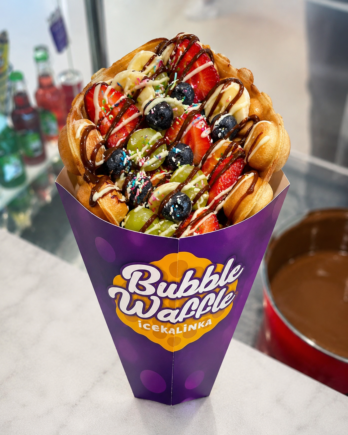 Bubble waffle з фруктами та шоколадом